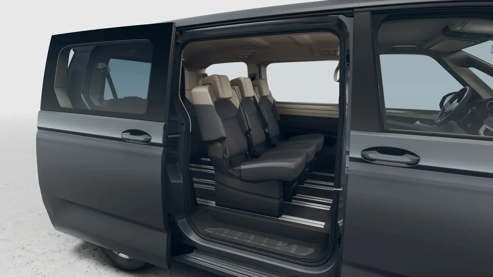 Geöffneter VW T7 Multivan mit originalen Einzelsitzen auf dem Schienensystem