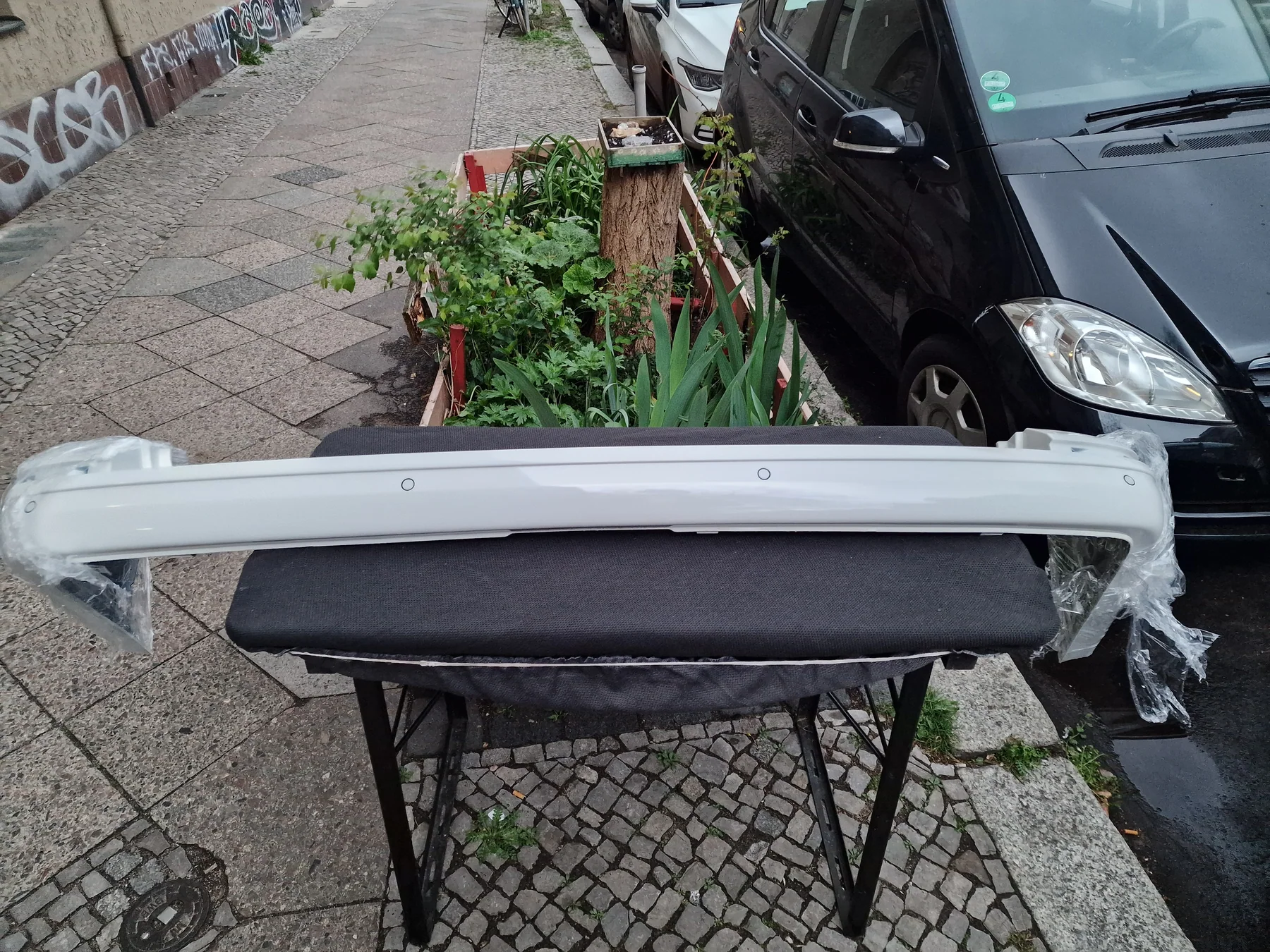 VW T6 T6.1 Heckstoßstange LB9A Candyweiß – Original Taxi-Farbton mit PDC Löchern, Originalaufnahme 2 für T6.1