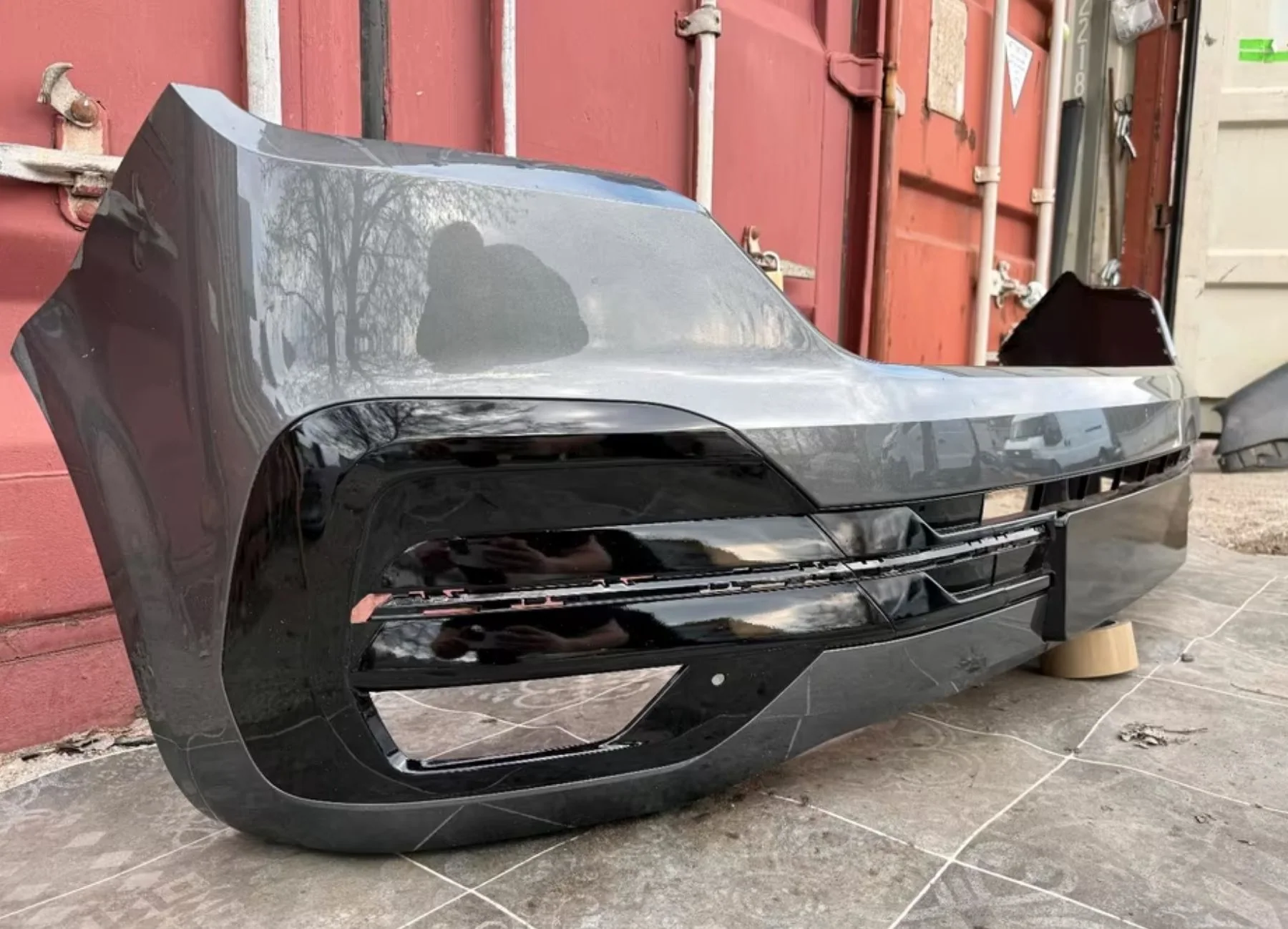 VW T6.1 Multivan Stoßstange Hochglanz LR7H – Original Stoßfänger vorne lackiert mit Gitter – Silber Indiumgrau, Originalaufnahme 3 für T6.1