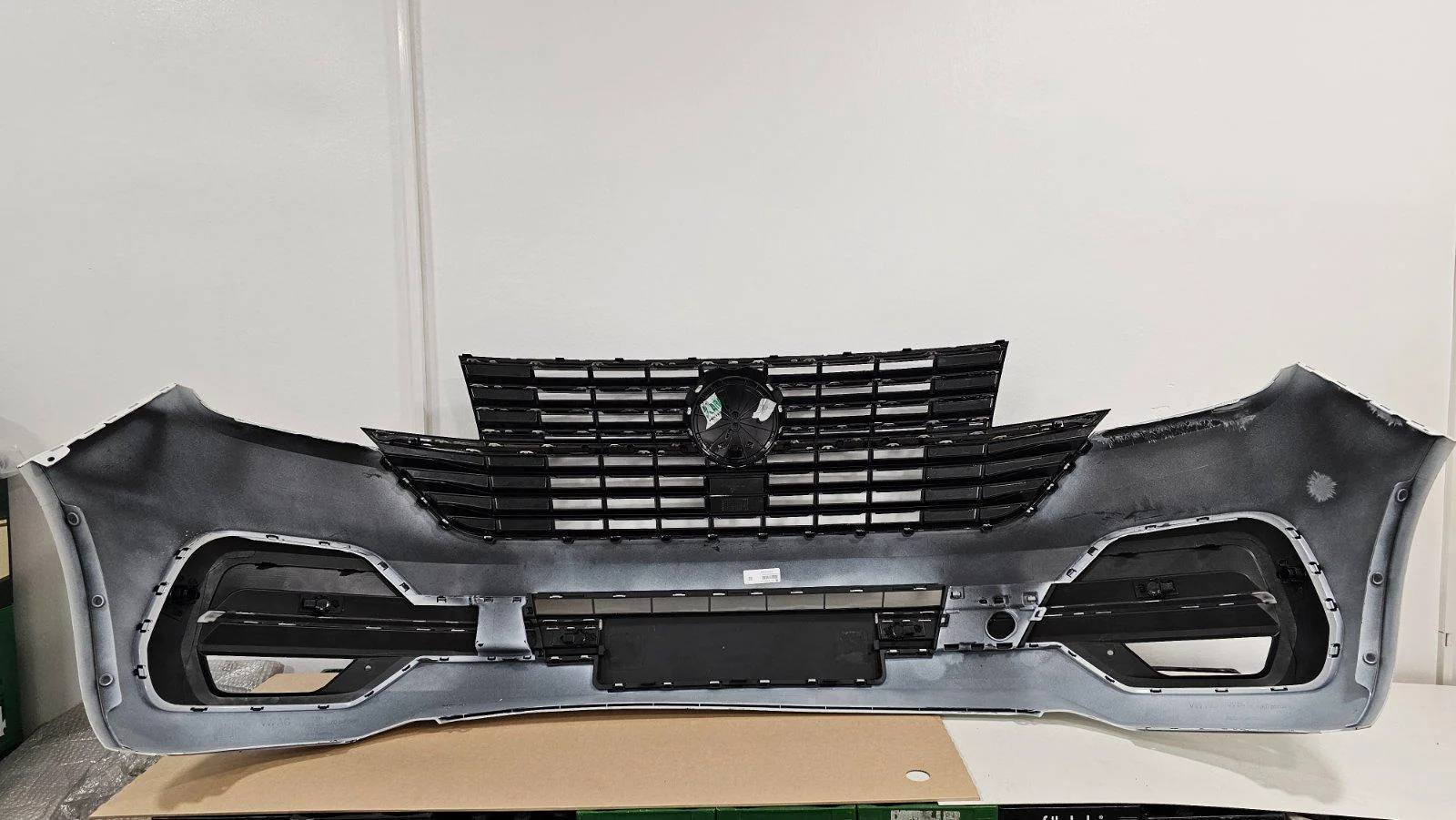 VW T6.1 Frontstoßstange Set Weiß mit Piano Schwarz Grill Original, Originalaufnahme 12 für T6.1