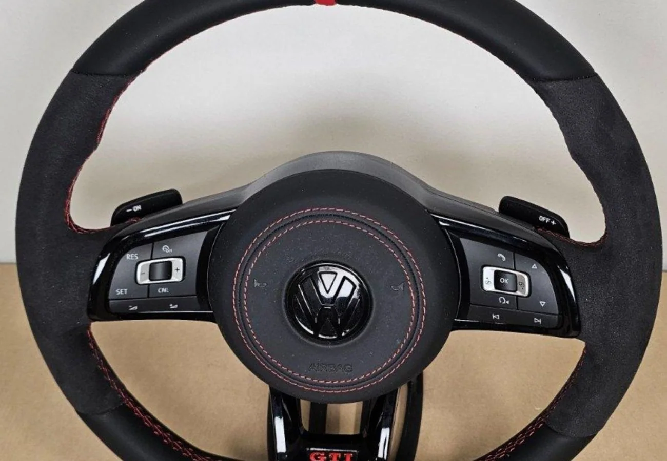 VW Golf 7 7.5 Alcantara Lenkrad Rote Naht Schwarzes Logo mit Airbag NEU