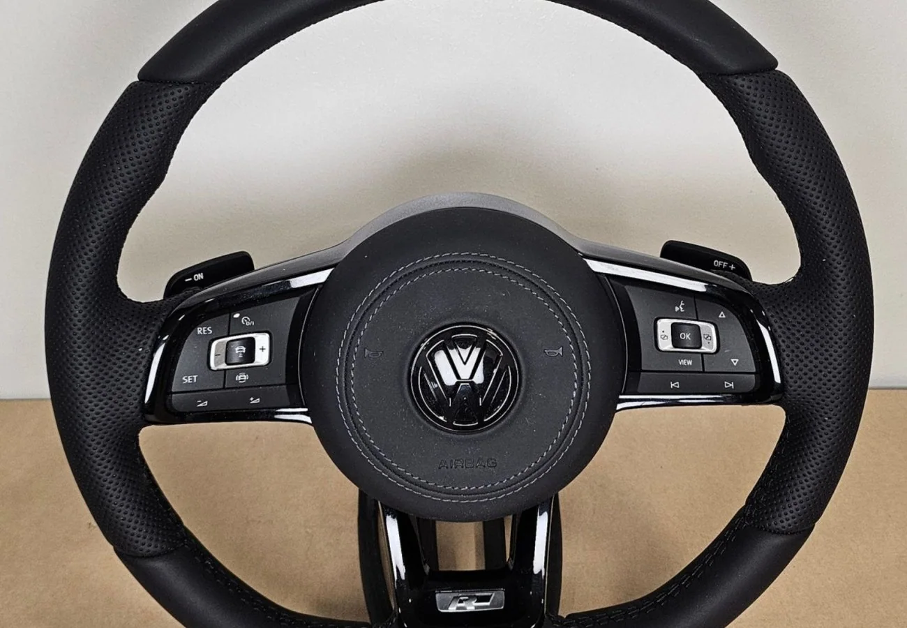 VW Golf 7 7.5 Leder Lenkrad Schwarze Naht Schwarzes Logo mit Airbag NEU