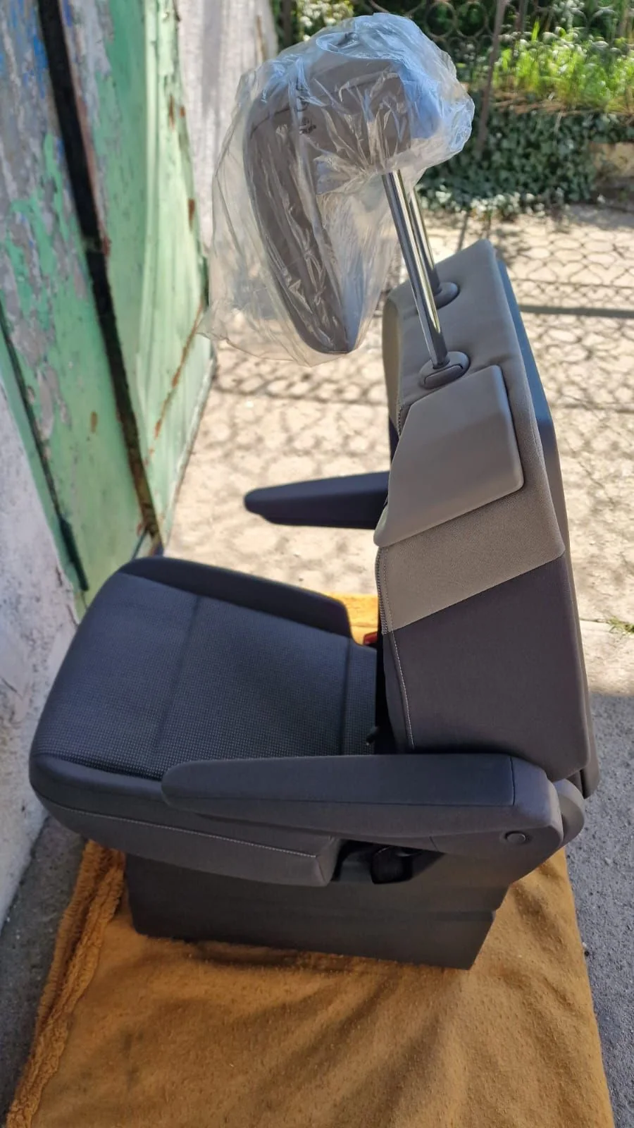 VW T7 Einzelsitz Stoff mit Armlehnen und Sicherheitsgurt Original, Originalaufnahme 10 für T7