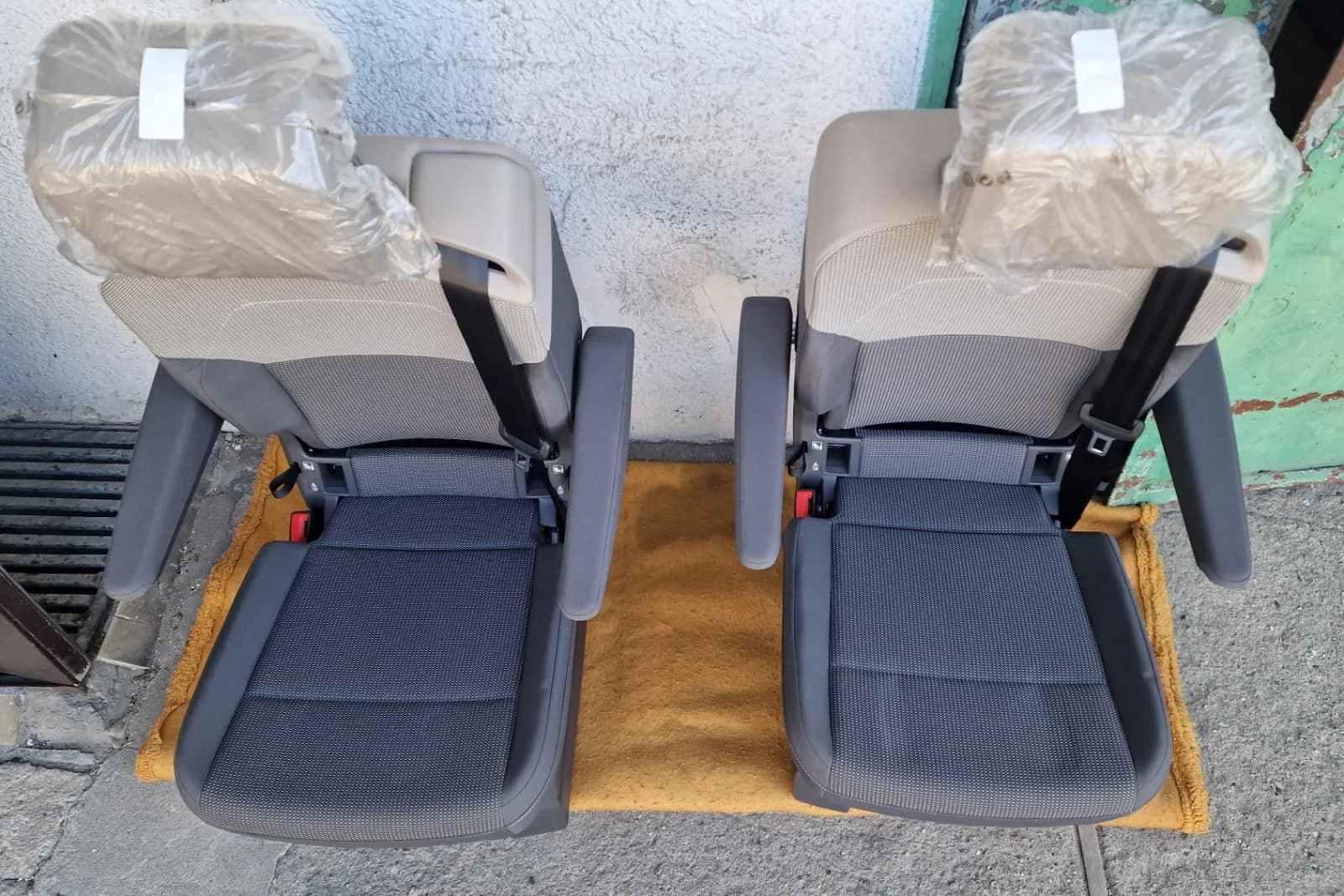 VW T7 Einzelsitz Stoff mit Armlehnen und Sicherheitsgurt Original, Originalaufnahme 2 für T7
