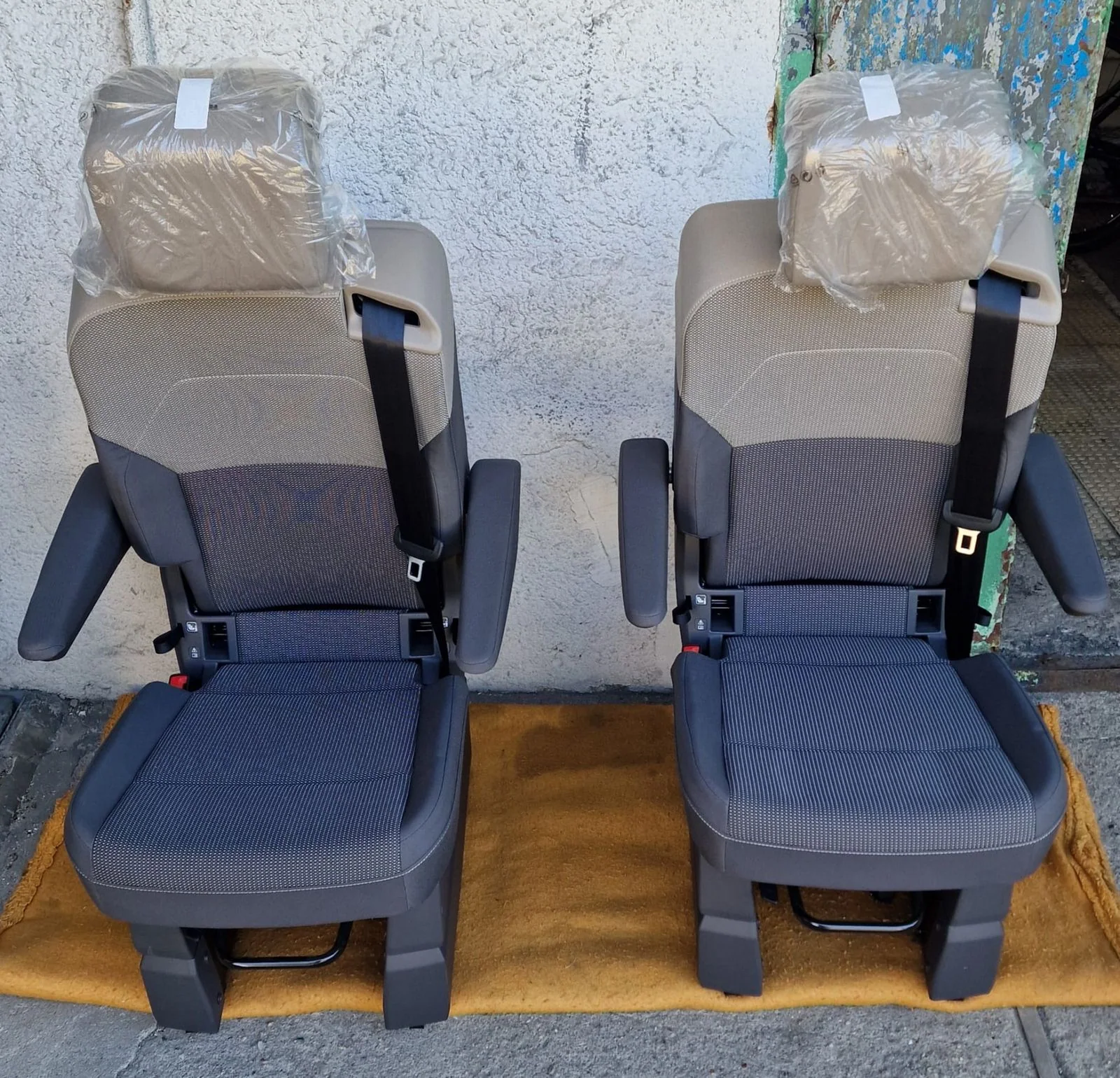 VW T7 Einzelsitz Stoff mit Armlehnen und Sicherheitsgurt Original, Originalaufnahme 4 für T7