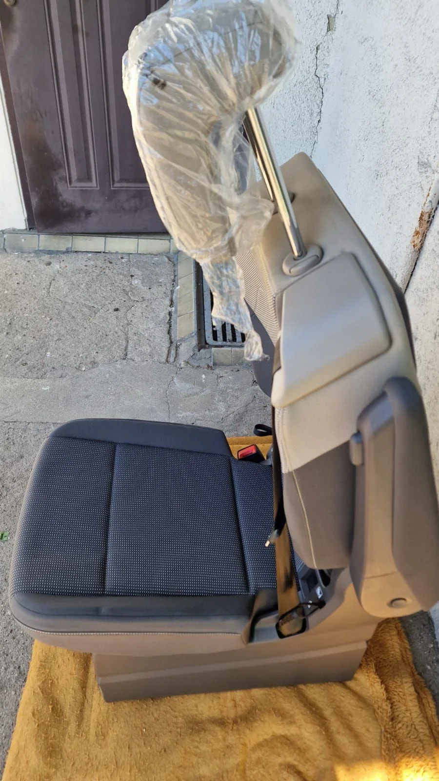VW T7 Einzelsitz Stoff mit Armlehnen und Sicherheitsgurt Original, Originalaufnahme 5 für T7