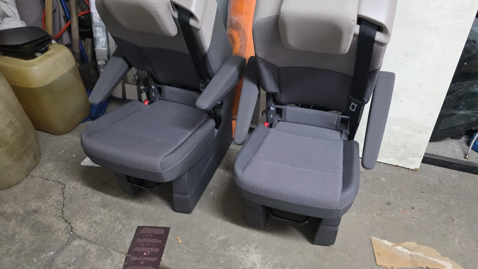 VW T7 Einzelsitz Stoff mit Armlehnen und Sicherheitsgurt Original, Originalaufnahme 6 für T7
