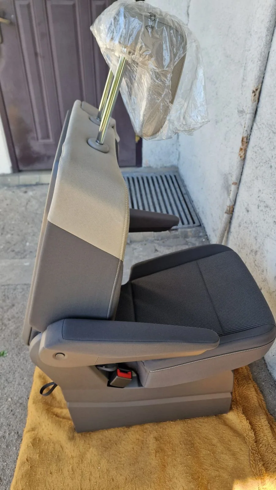 VW T7 Einzelsitz Stoff mit Armlehnen und Sicherheitsgurt Original, Originalaufnahme 8 für T7