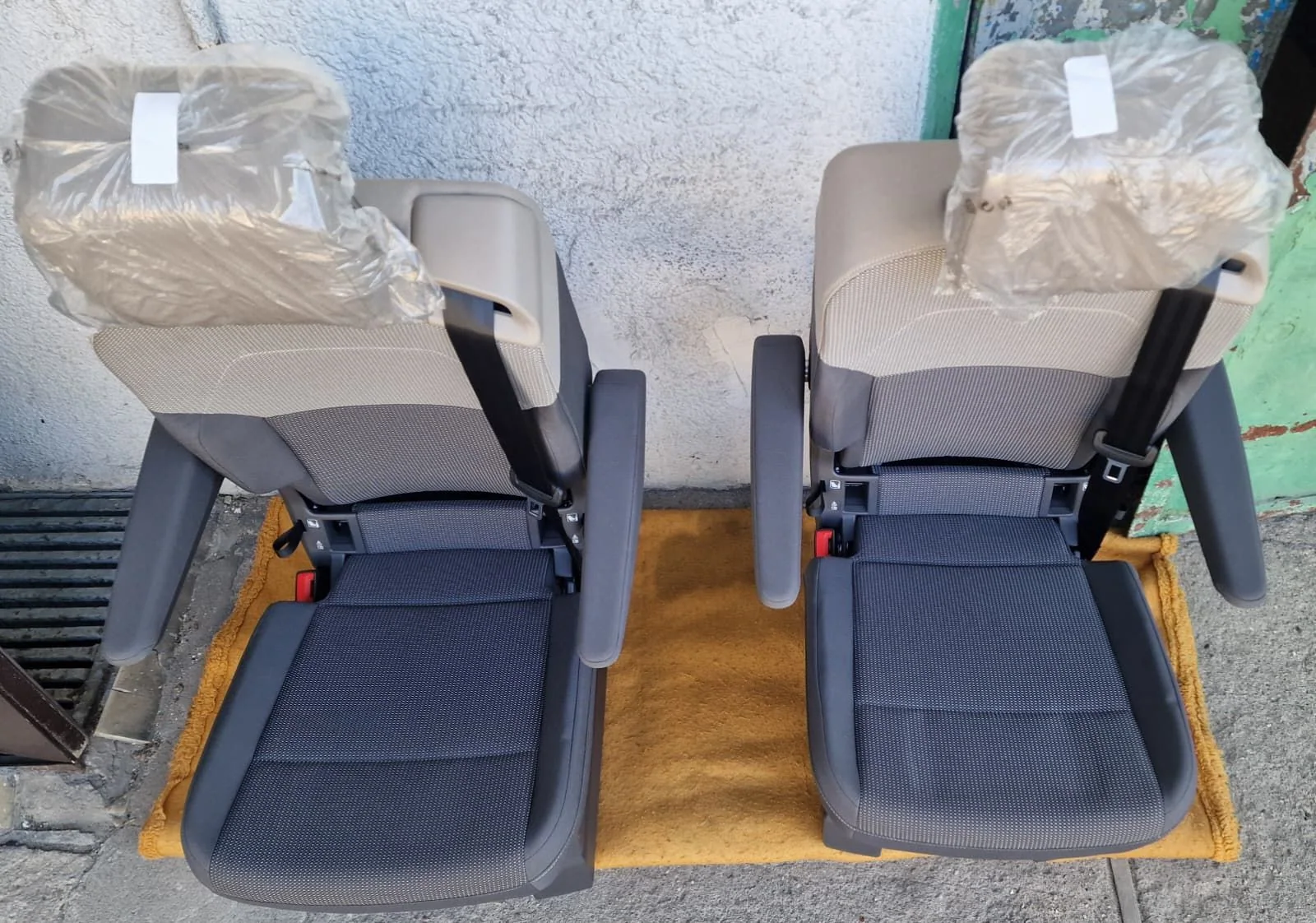 VW T7 Einzelsitz Stoff mit Armlehnen und Sicherheitsgurt Original, Originalaufnahme 9 für T7