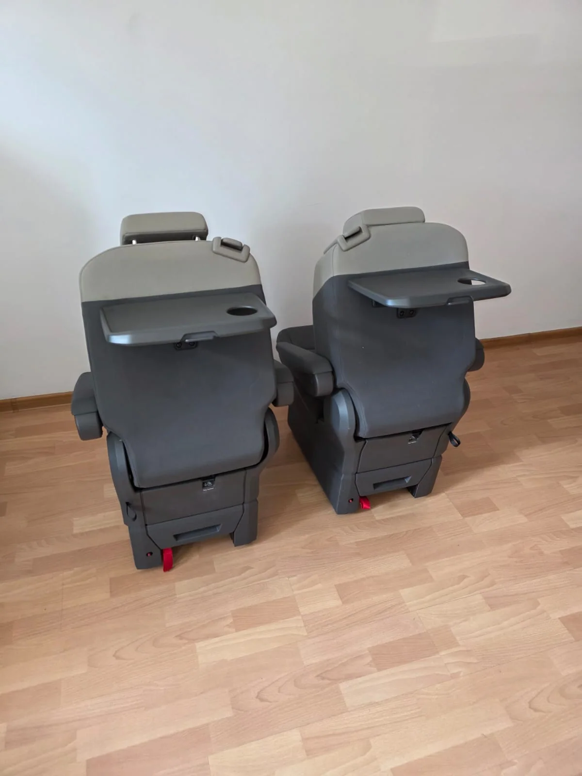 Original VW T7 Einzelsitz Stoff mit Armlehnen ohne Sicherheitsgurt, Originalaufnahme 2 für T7