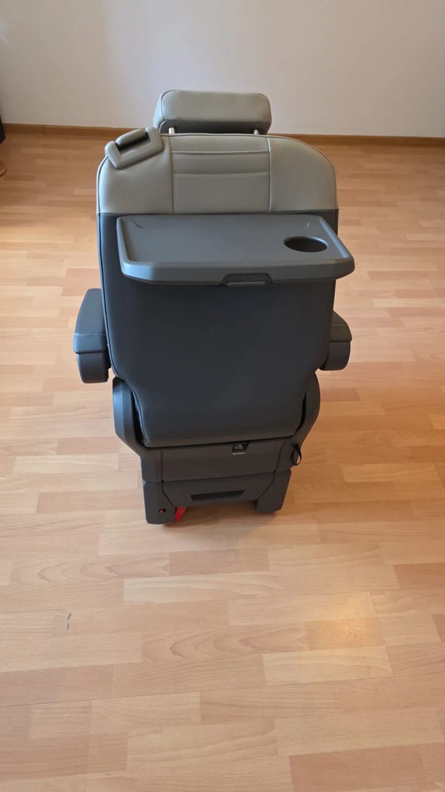 Original VW T7 Einzelsitz Alcantara mit Armlehnen ohne Sicherheitsgurt, Originalaufnahme 2 für T7