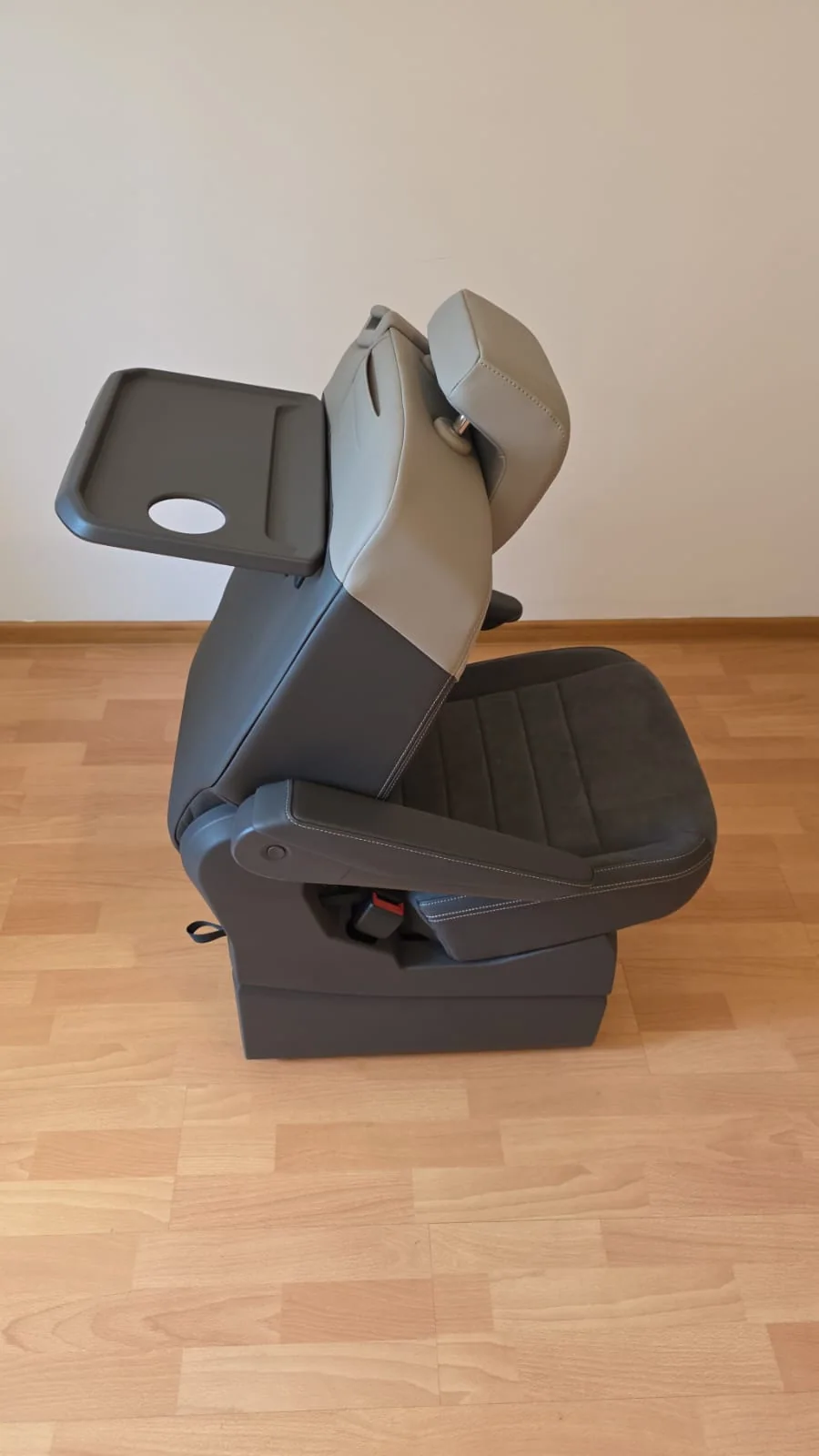 Original VW T7 Einzelsitz Alcantara mit Armlehnen ohne Sicherheitsgurt, Originalaufnahme 3 für T7
