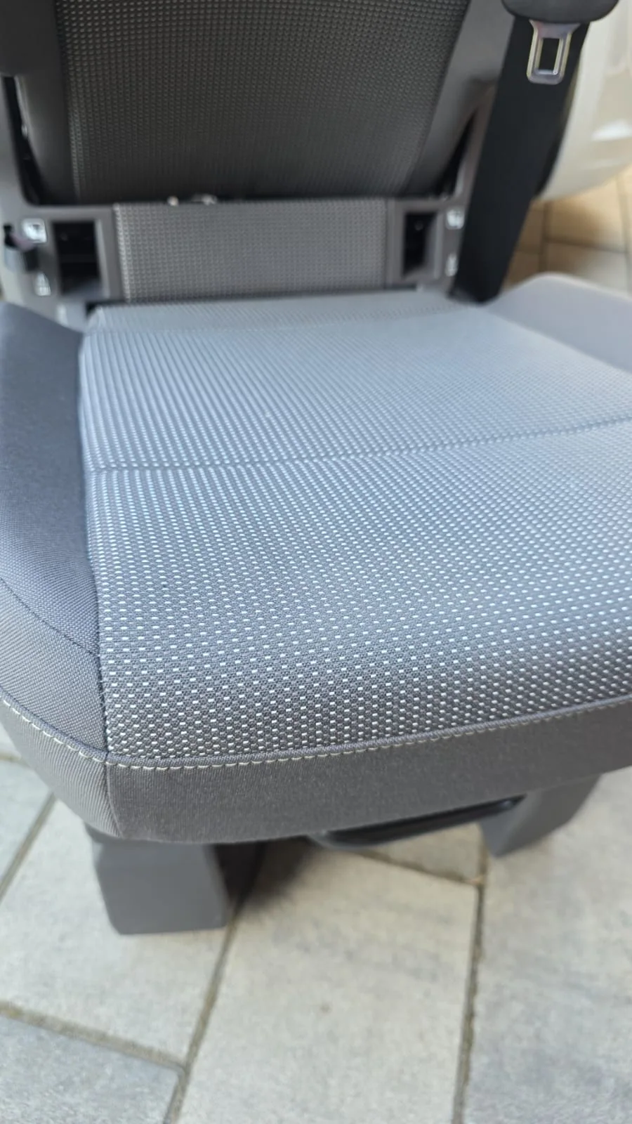 Original VW T7 Einzelsitz Stoff mit Sicherheitsgurt ohne Armlehnen, Originalaufnahme 10 für T7
