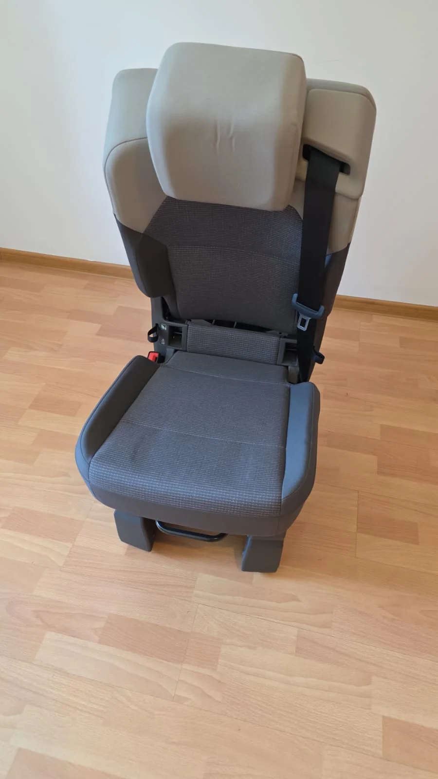 Original VW T7 Einzelsitz Stoff mit Sicherheitsgurt ohne Armlehnen, Originalaufnahme 8 für T7