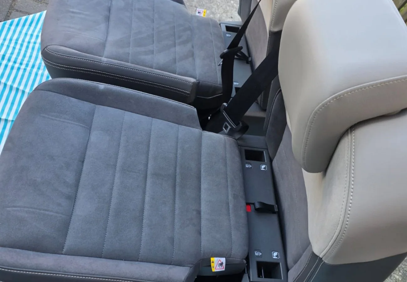 Original VW T7 Alcantara Campingsitze Set mit Sicherheitsgurt Voll Liegefunktion, Originalaufnahme 10 für T7
