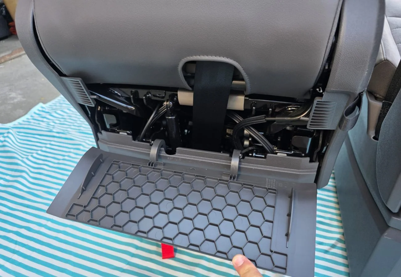 Original VW T7 Alcantara Campingsitze Set mit Sicherheitsgurt Voll Liegefunktion, Originalaufnahme 11 für T7