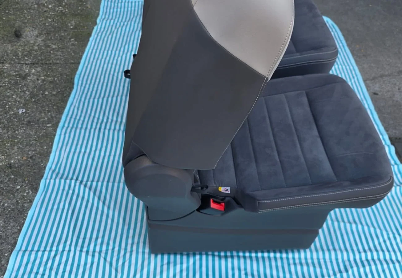 Original VW T7 Alcantara Campingsitze Set mit Sicherheitsgurt Voll Liegefunktion, Originalaufnahme 12 für T7