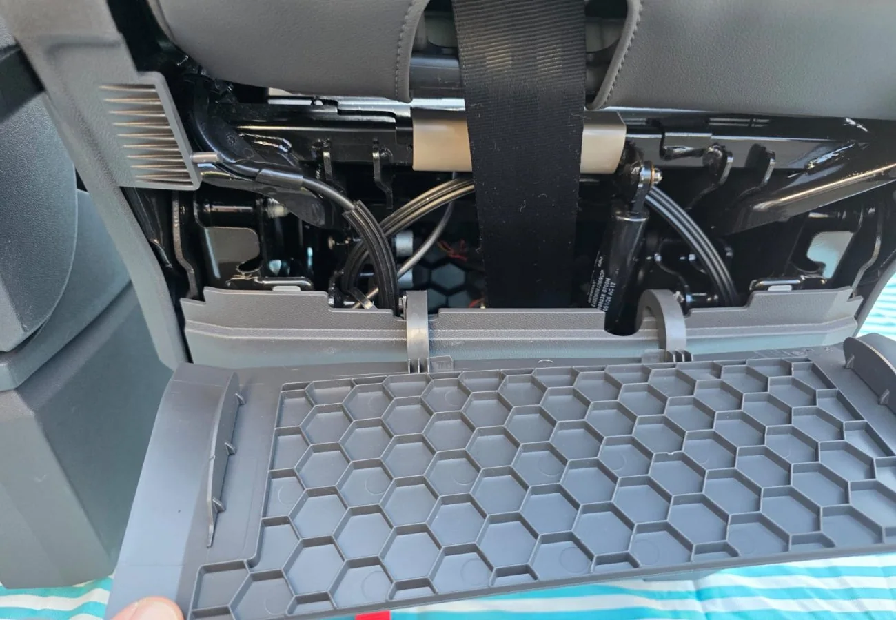 Original VW T7 Alcantara Campingsitze Set mit Sicherheitsgurt Voll Liegefunktion, Originalaufnahme 2 für T7