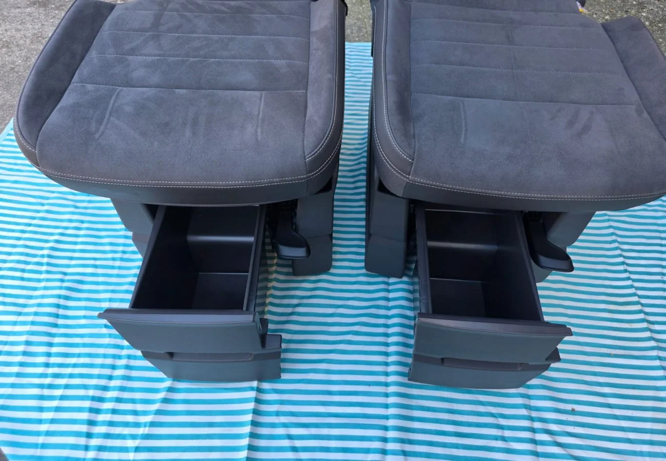 Original VW T7 Alcantara Campingsitze Set mit Sicherheitsgurt Voll Liegefunktion, Originalaufnahme 3 für T7