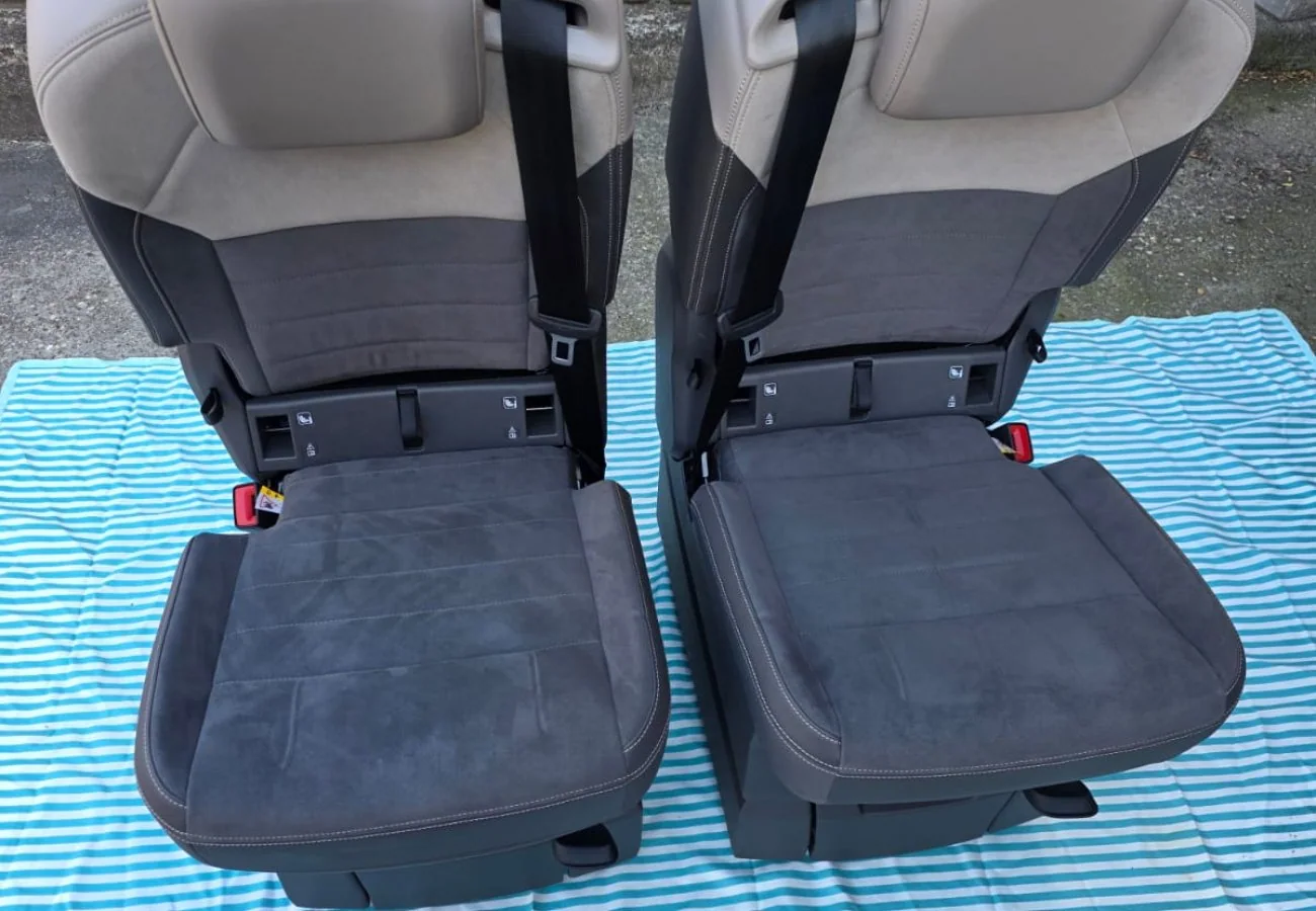 Original VW T7 Alcantara Campingsitze Set mit Sicherheitsgurt Voll Liegefunktion, Originalaufnahme 4 für T7