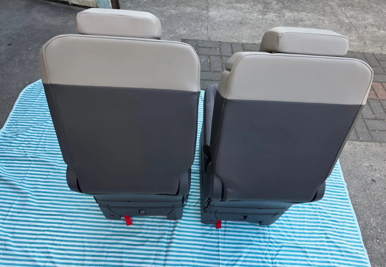 Original VW T7 Alcantara Campingsitze Set mit Sicherheitsgurt Voll Liegefunktion, Originalaufnahme 6 für T7