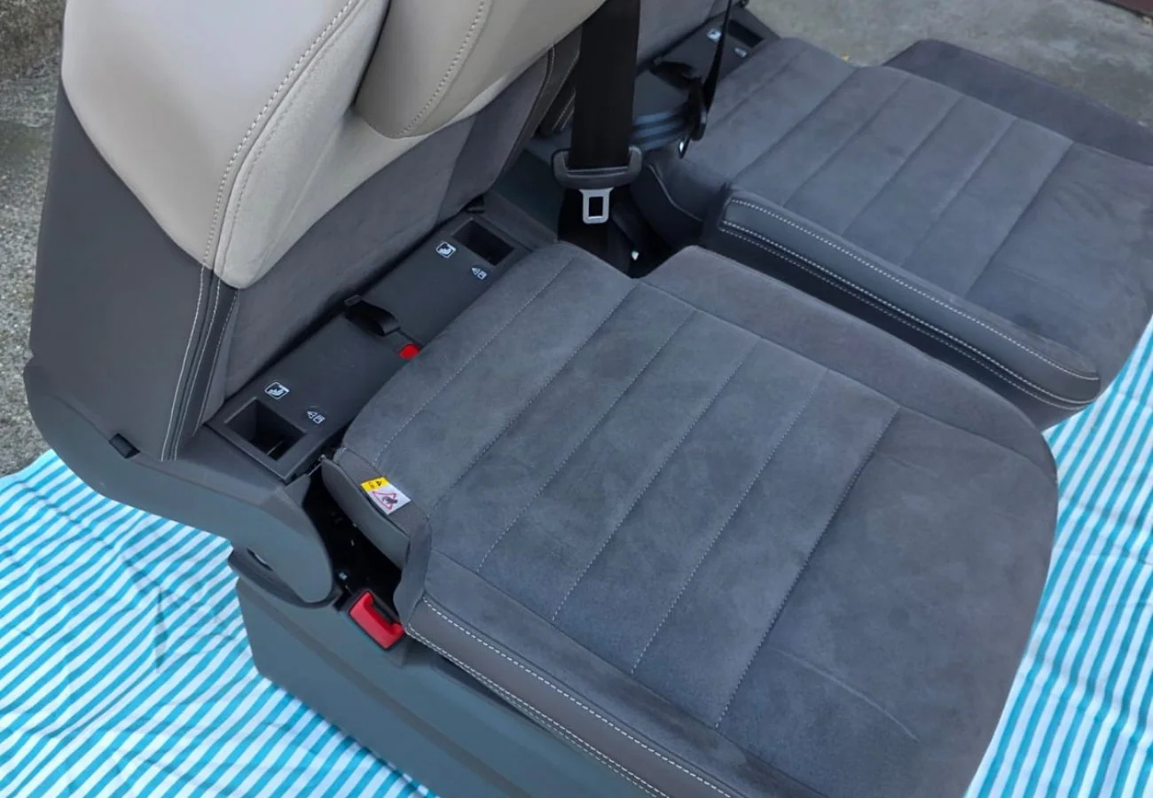 Original VW T7 Alcantara Campingsitze Set mit Sicherheitsgurt Voll Liegefunktion, Originalaufnahme 7 für T7