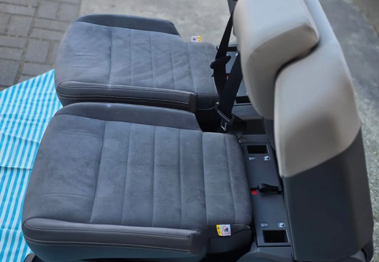 Original VW T7 Alcantara Campingsitze Set mit Sicherheitsgurt Voll Liegefunktion, Originalaufnahme 8 für T7