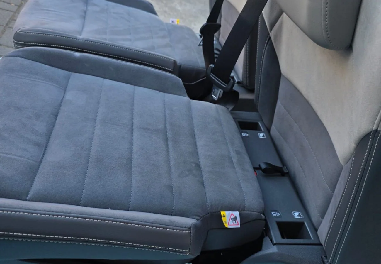 Original VW T7 Alcantara Campingsitze Set mit Sicherheitsgurt Voll Liegefunktion, Originalaufnahme 9 für T7