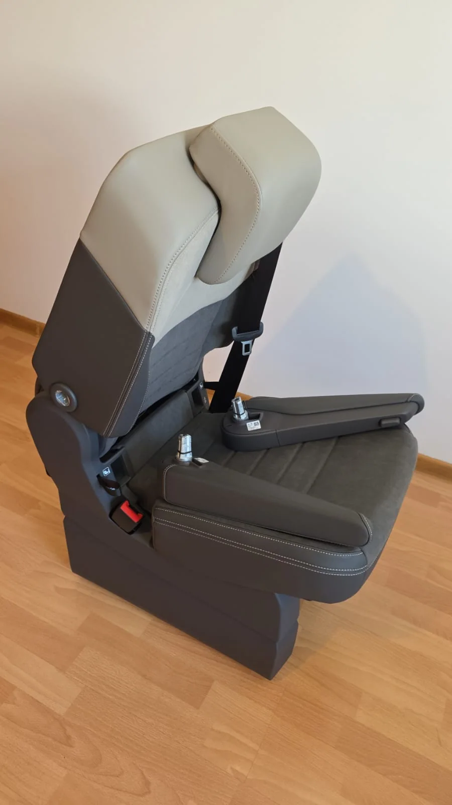 Original VW T7 Alcantara Einzelsitz mit Armlehnen und Sicherheitsgurt, Originalaufnahme 2 für T7