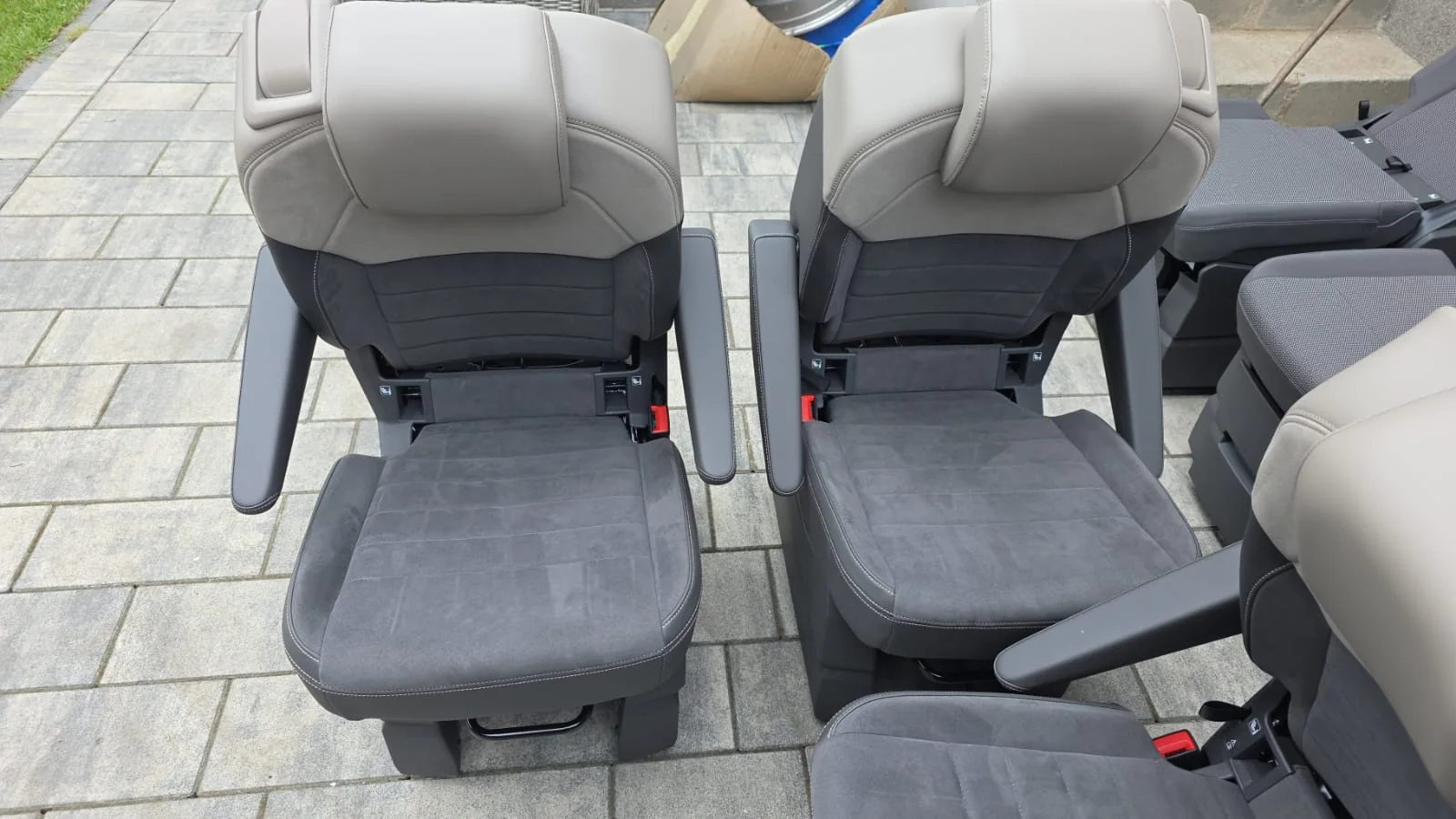 Original VW T7 Alcantara Einzelsitz mit Armlehnen und Sicherheitsgurt, Originalaufnahme 3 für T7