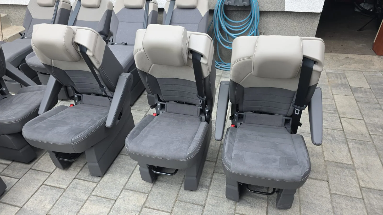 Original VW T7 Alcantara Einzelsitz mit Armlehnen und Sicherheitsgurt, Originalaufnahme 4 für T7