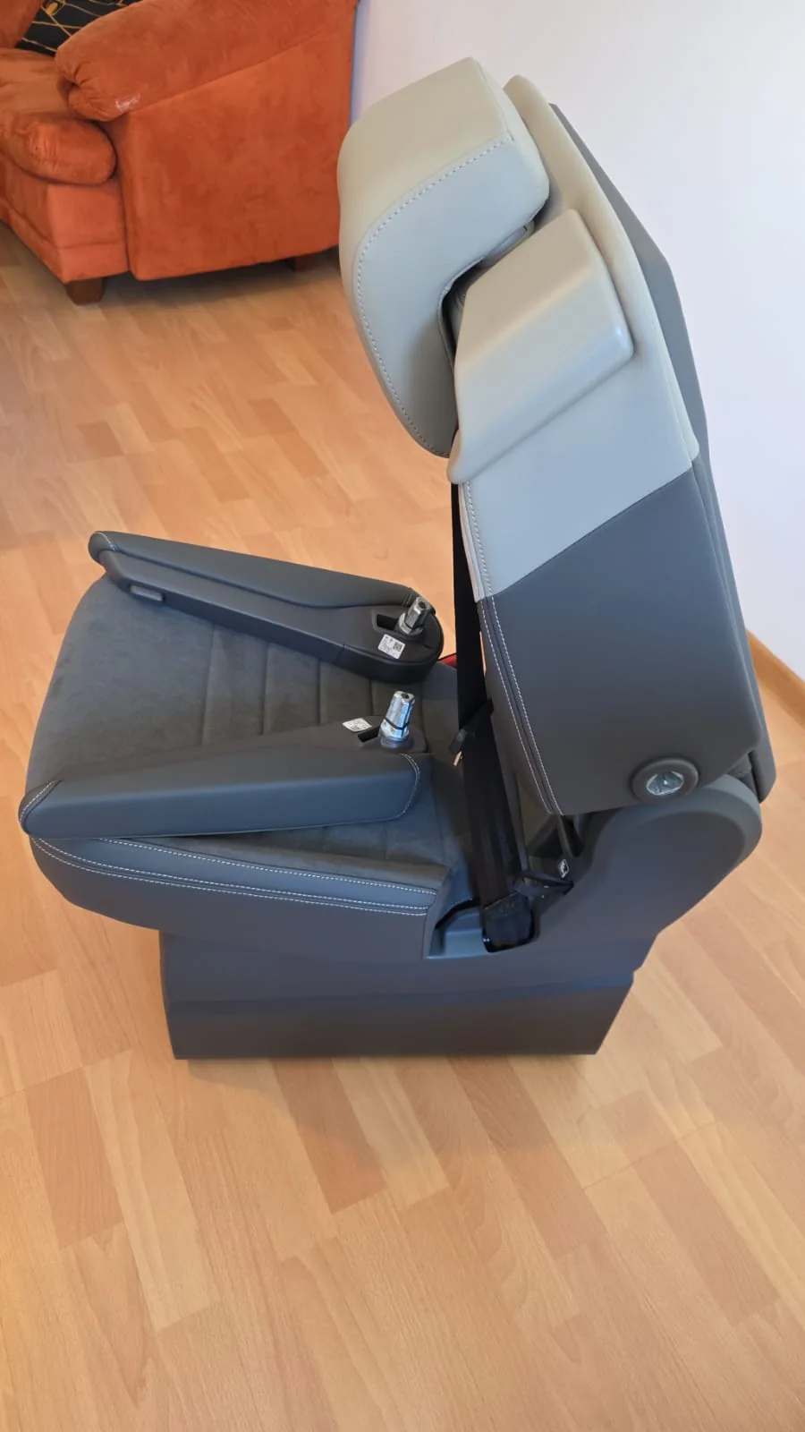 Original VW T7 Alcantara Einzelsitz mit Armlehnen und Sicherheitsgurt, Originalaufnahme 5 für T7
