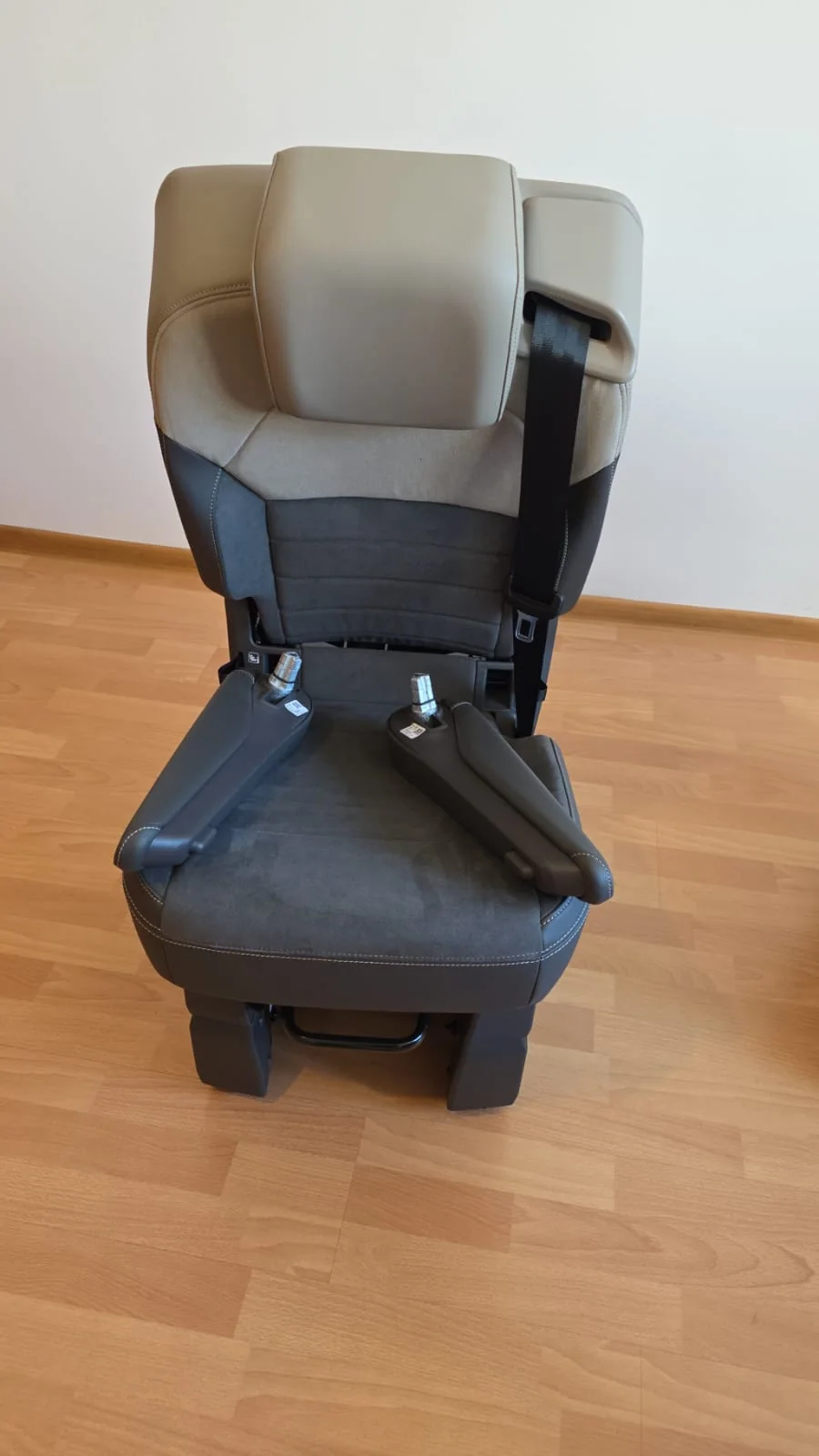 Original VW T7 Alcantara Einzelsitz mit Armlehnen und Sicherheitsgurt, Originalaufnahme 7 für T7