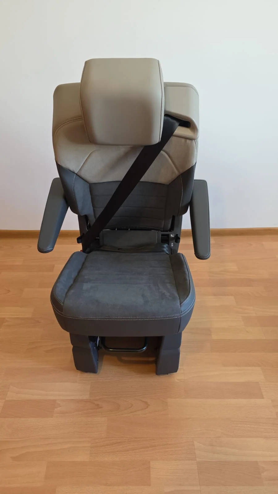 Original VW T7 Alcantara Einzelsitz mit Armlehnen und Sicherheitsgurt, Originalaufnahme 8 für T7
