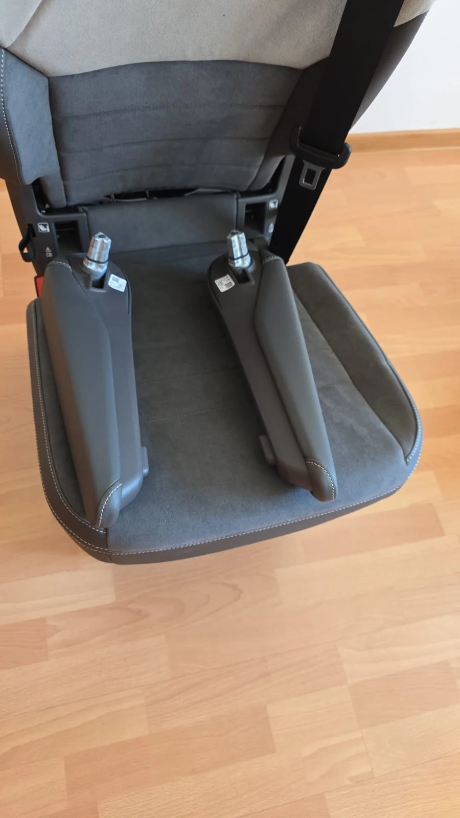 Original VW T7 Alcantara Einzelsitz mit Armlehnen und Sicherheitsgurt, Originalaufnahme 9 für T7