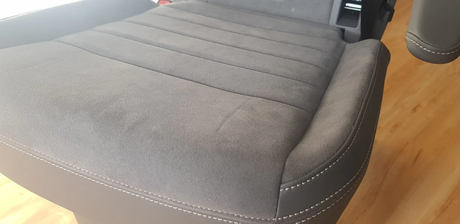 Original VW T7 Alcantara Einzelsitz mit Sicherheitsgurt ohne Armlehnen, Originalaufnahme 3 für T7