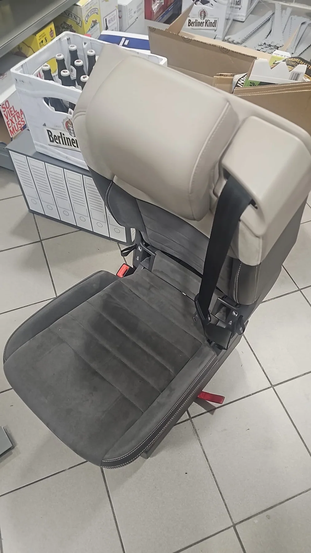 Original VW T7 Alcantara Einzelsitz mit Sicherheitsgurt ohne Armlehnen, Originalaufnahme 4 für T7