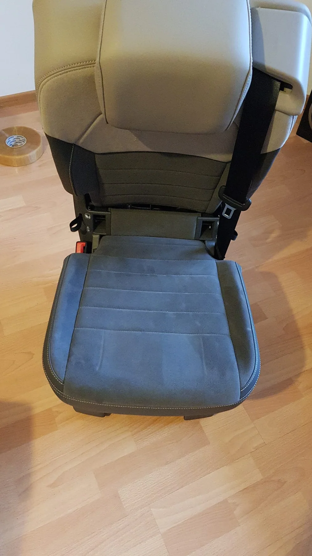 Original VW T7 Alcantara Einzelsitz mit Sicherheitsgurt ohne Armlehnen, Originalaufnahme 5 für T7