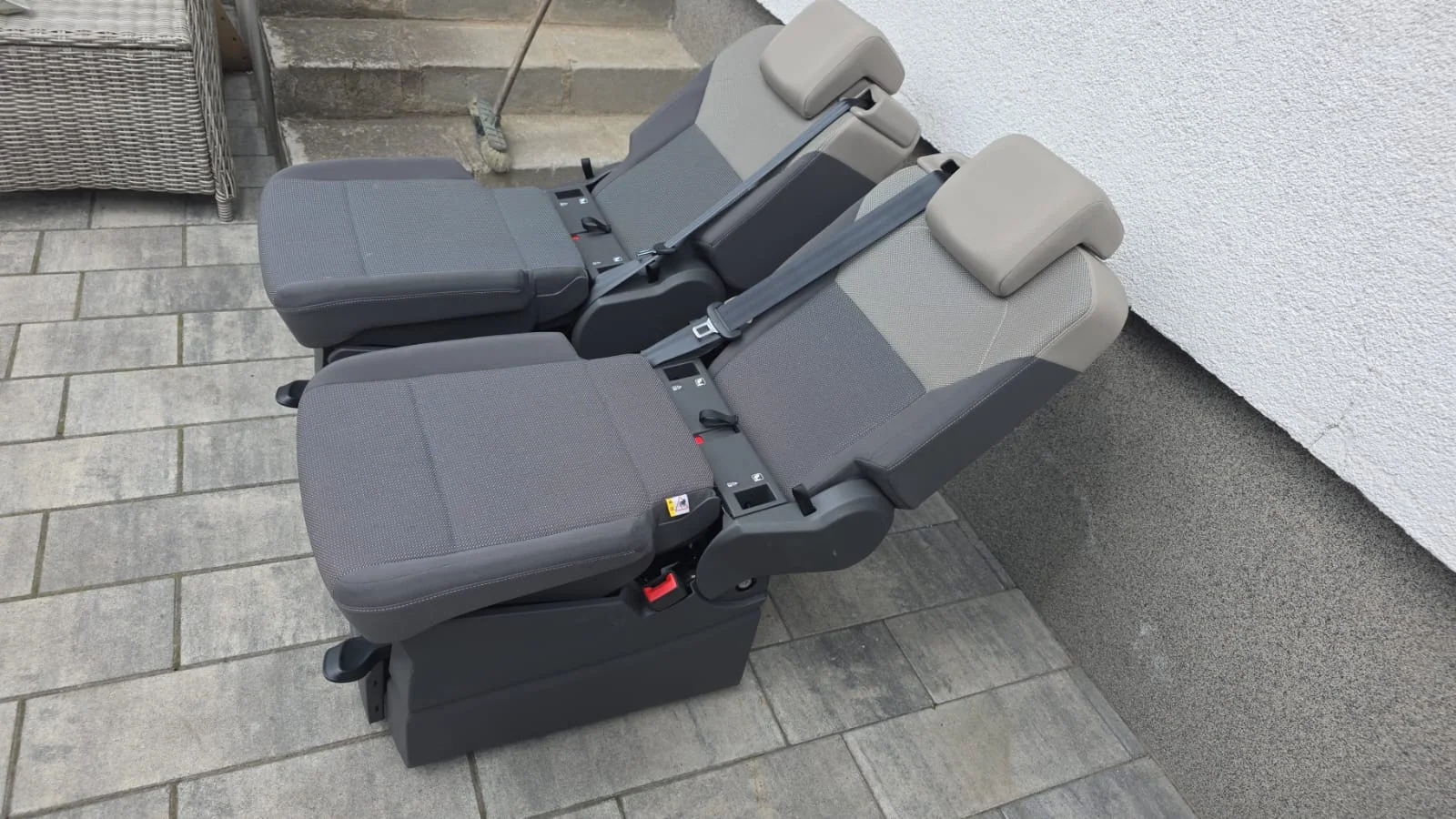 Original VW T7 Stoff Campingsitze Set mit Sicherheitsgurt und Liegefunktion, Originalaufnahme 10 für T7