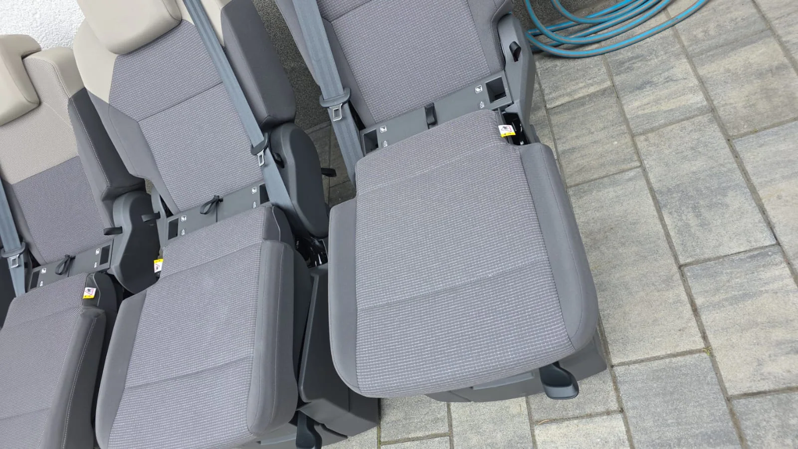 Original VW T7 Stoff Campingsitze Set mit Sicherheitsgurt und Liegefunktion, Originalaufnahme 11 für T7