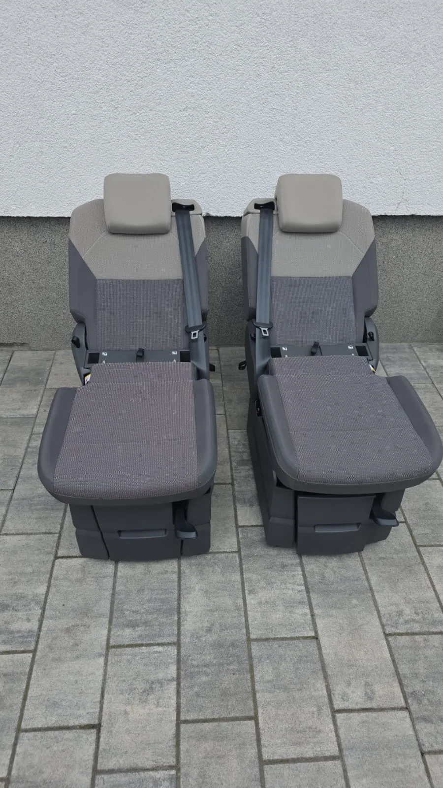 Original VW T7 Stoff Campingsitze Set mit Sicherheitsgurt und Liegefunktion, Originalaufnahme 12 für T7