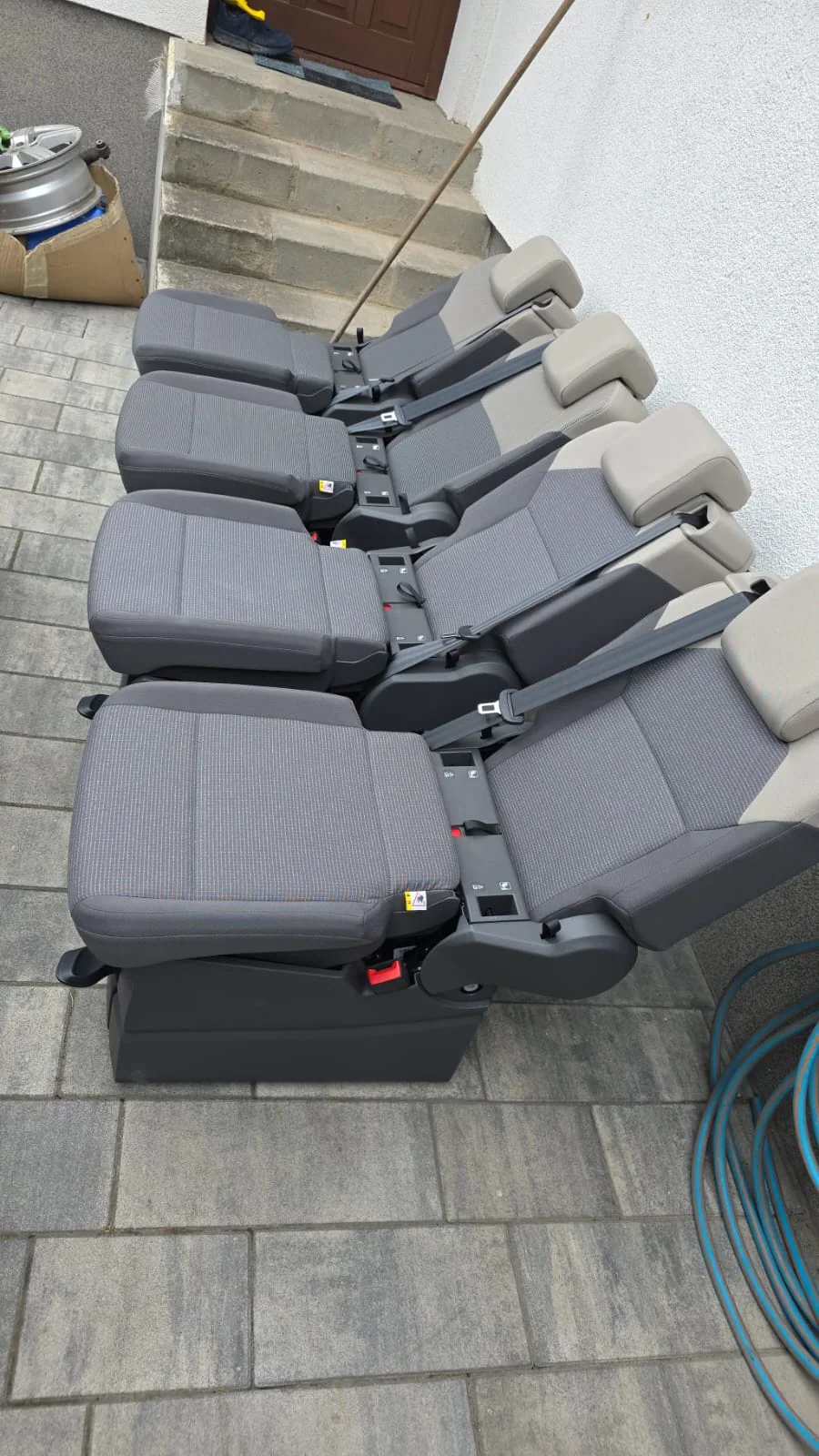 Original VW T7 Stoff Campingsitze Set mit Sicherheitsgurt und Liegefunktion, Originalaufnahme 13 für T7