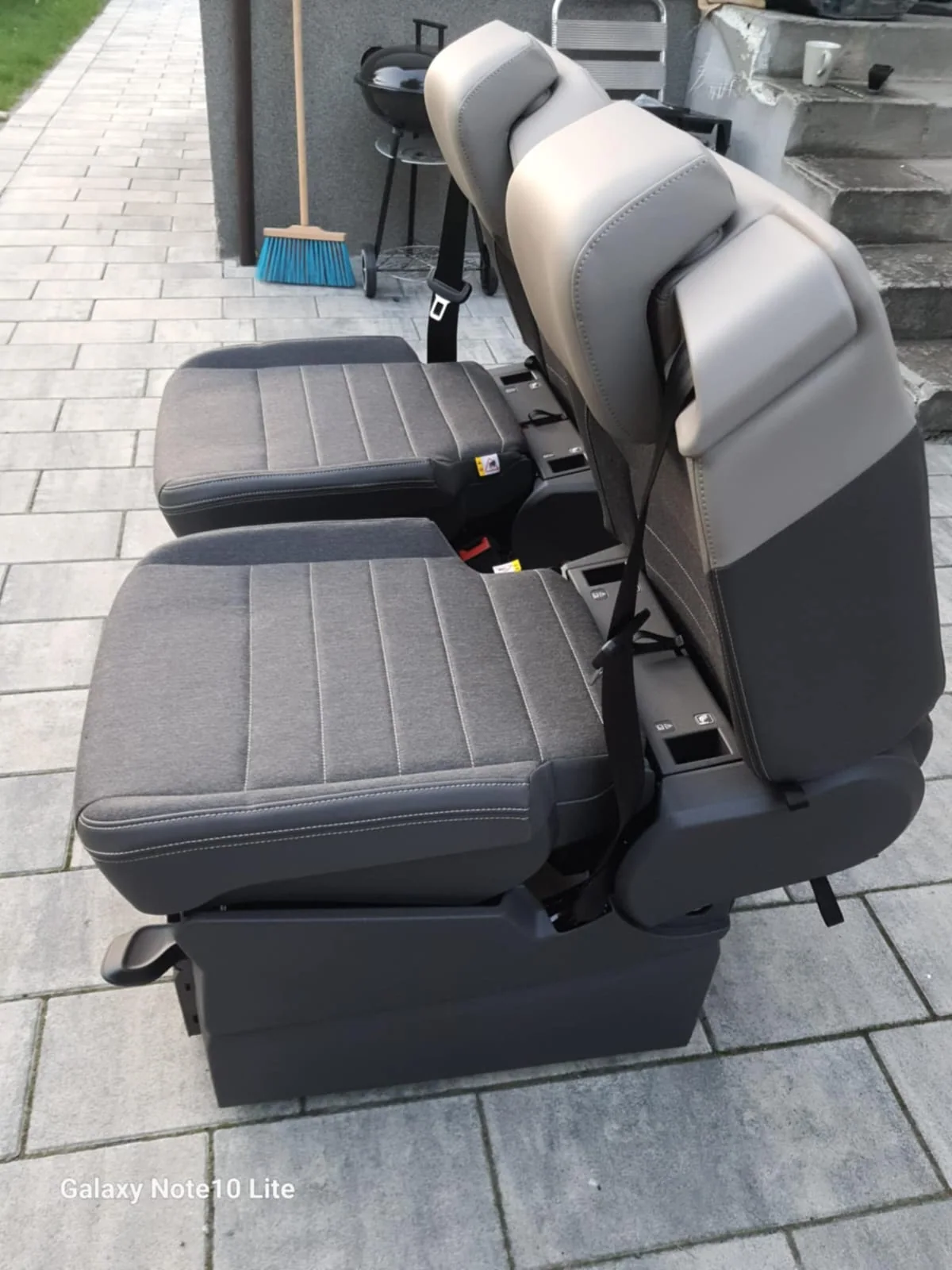 Original VW T7 Stoff Campingsitze Set mit Sicherheitsgurt und Liegefunktion, Originalaufnahme 14 für T7