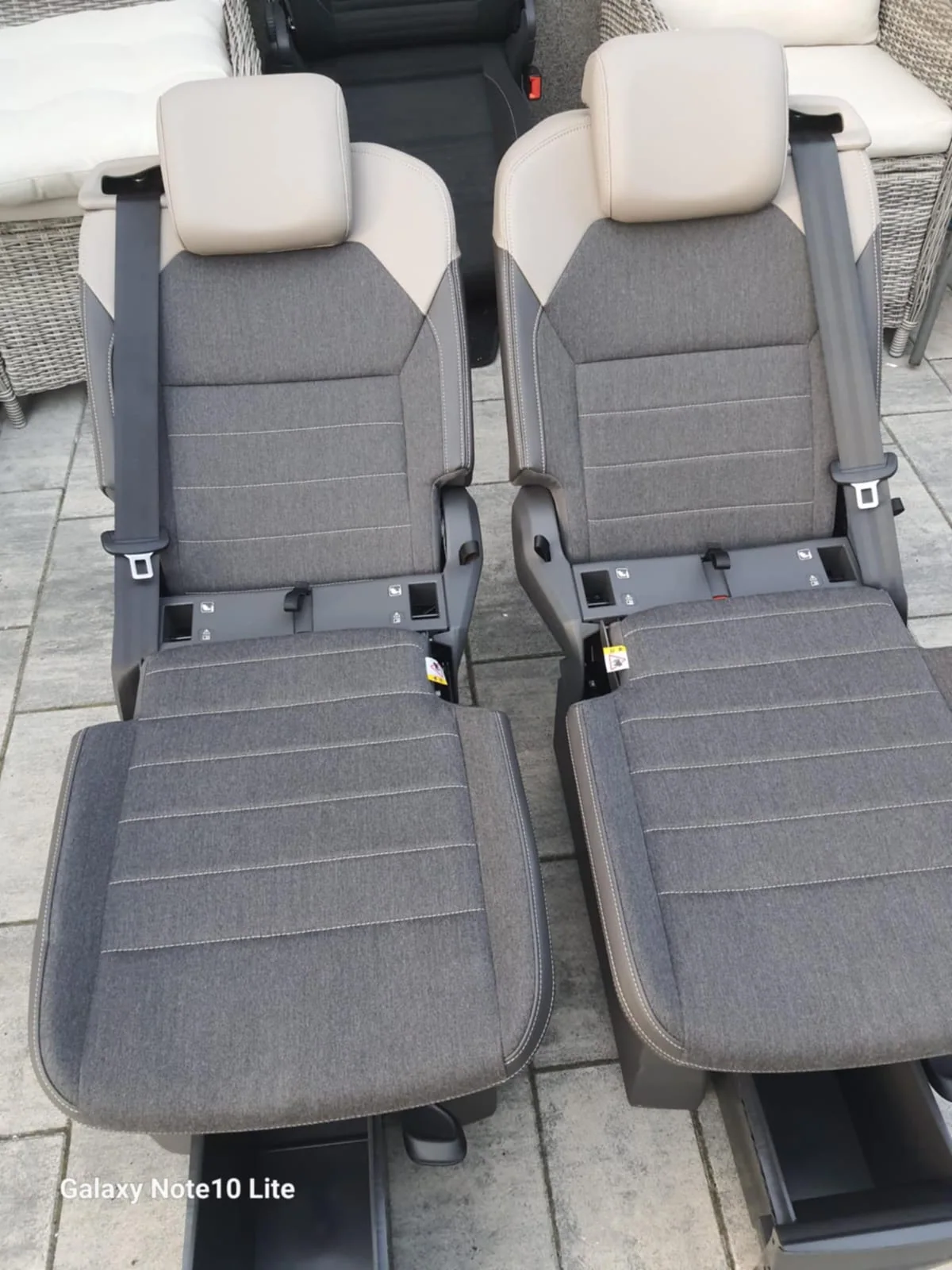 Original VW T7 Stoff Campingsitze Set mit Sicherheitsgurt und Liegefunktion, Originalaufnahme 15 für T7