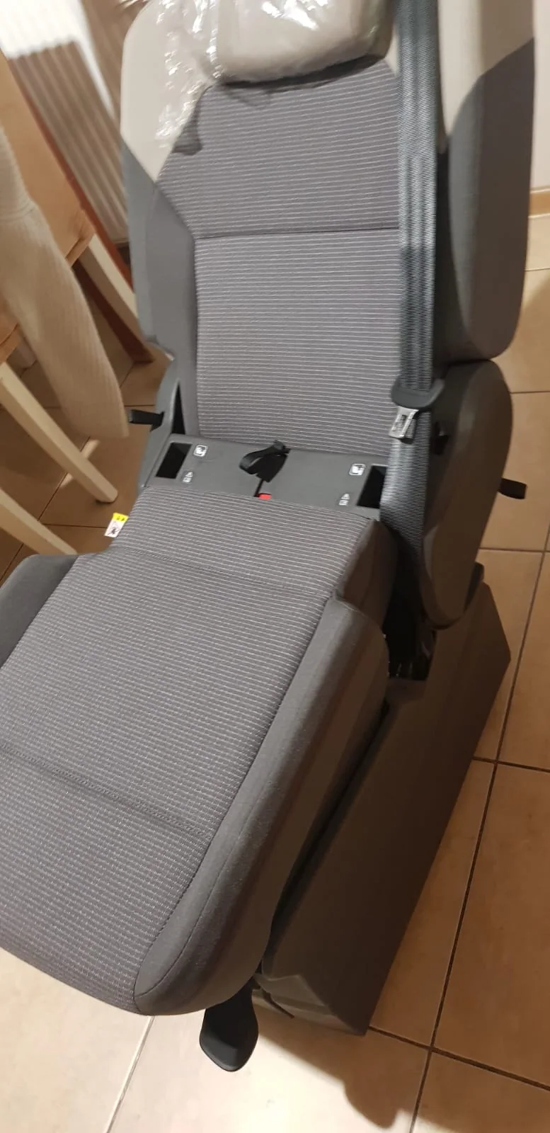 Original VW T7 Stoff Campingsitze Set mit Sicherheitsgurt und Liegefunktion, Originalaufnahme 17 für T7
