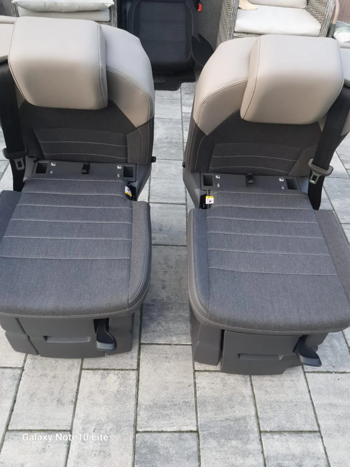 Original VW T7 Stoff Campingsitze Set mit Sicherheitsgurt und Liegefunktion, Originalaufnahme 2 für T7