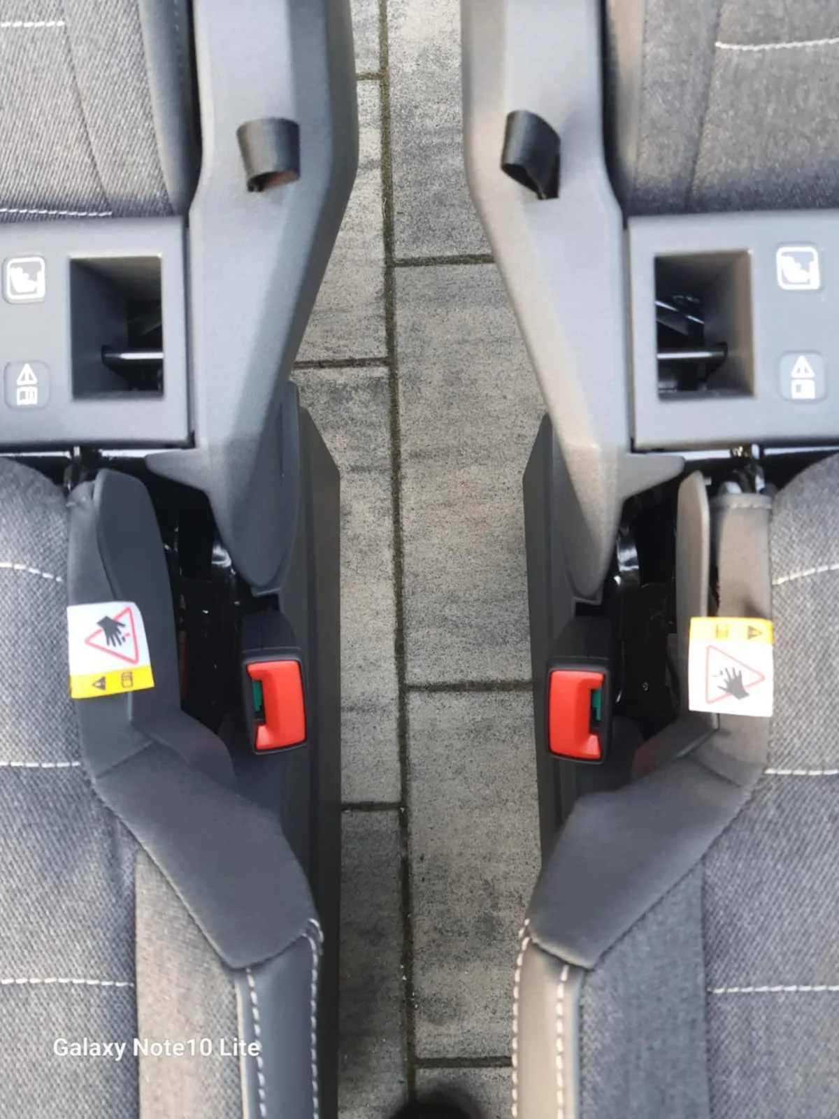 Original VW T7 Stoff Campingsitze Set mit Sicherheitsgurt und Liegefunktion, Originalaufnahme 3 für T7