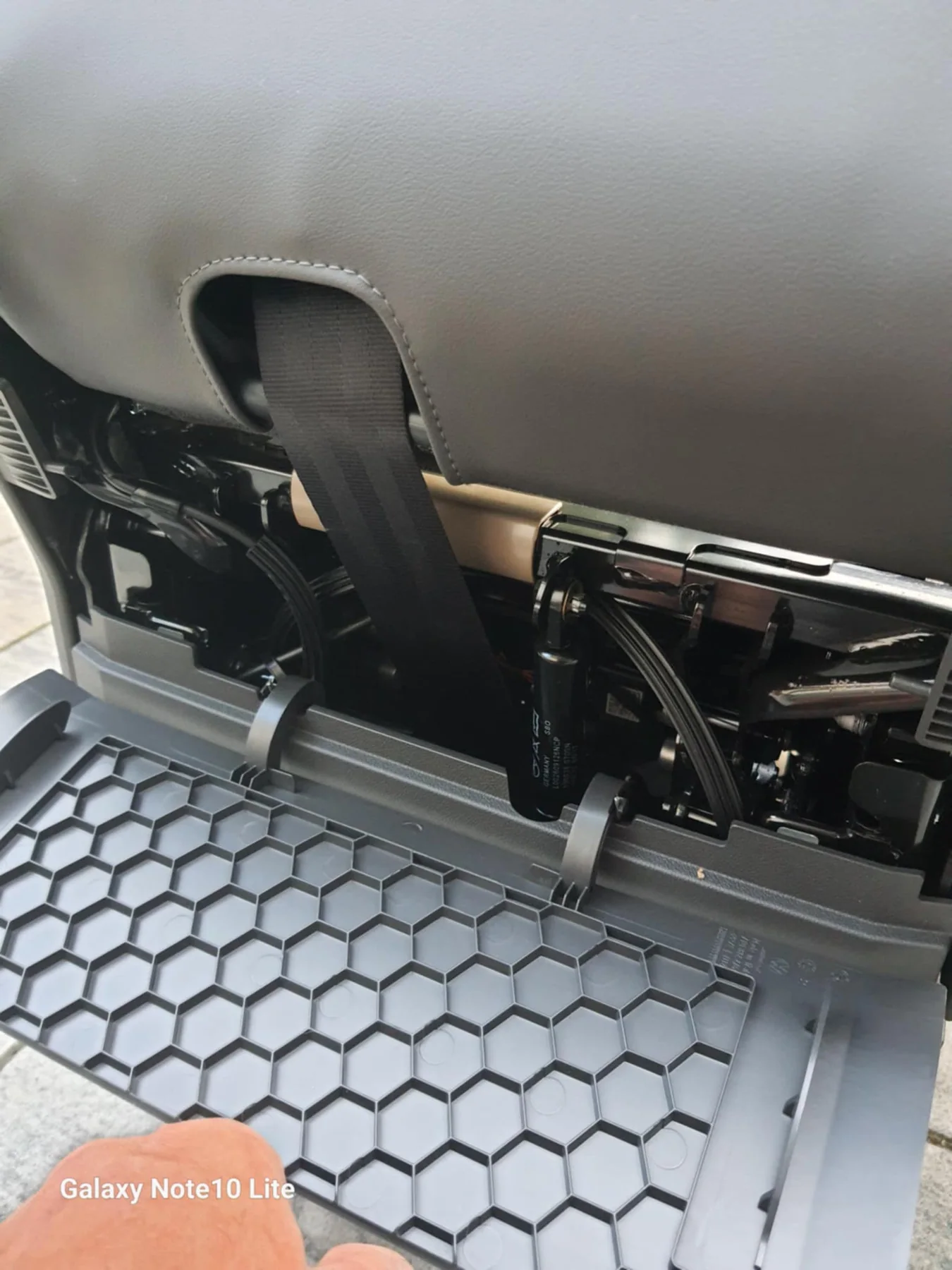 Original VW T7 Stoff Campingsitze Set mit Sicherheitsgurt und Liegefunktion, Originalaufnahme 4 für T7