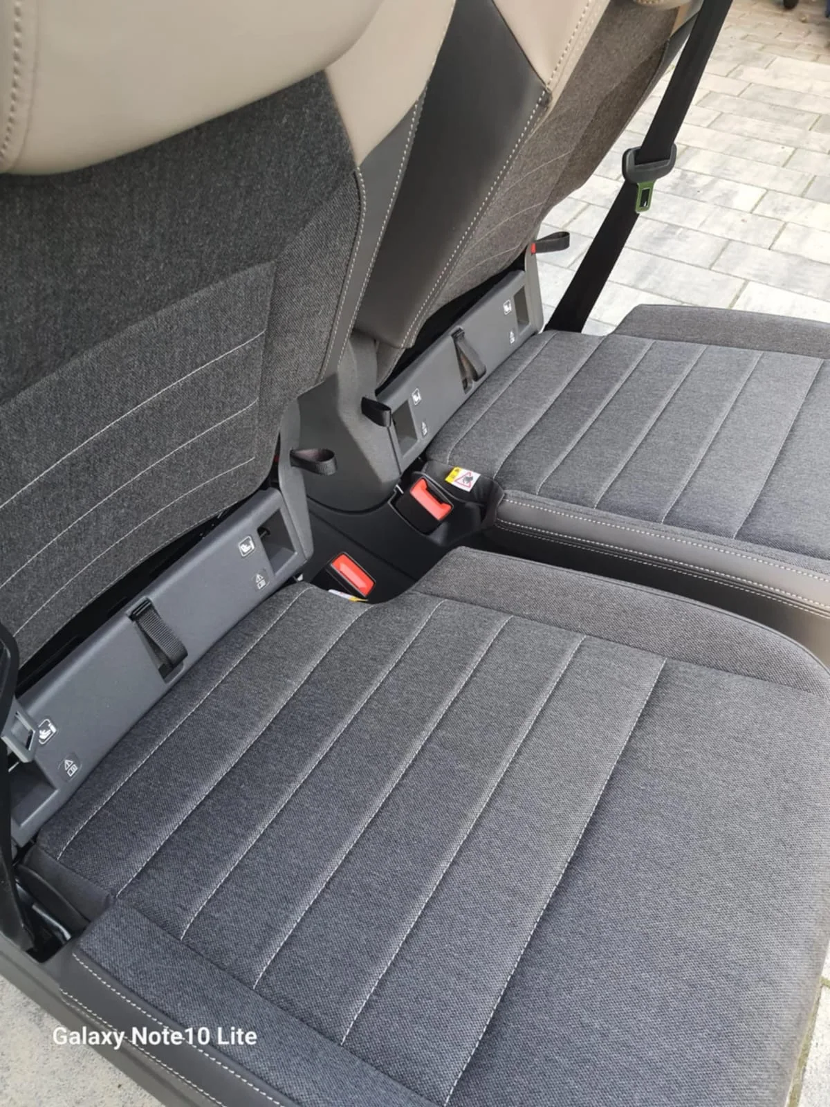 Original VW T7 Stoff Campingsitze Set mit Sicherheitsgurt und Liegefunktion, Originalaufnahme 5 für T7