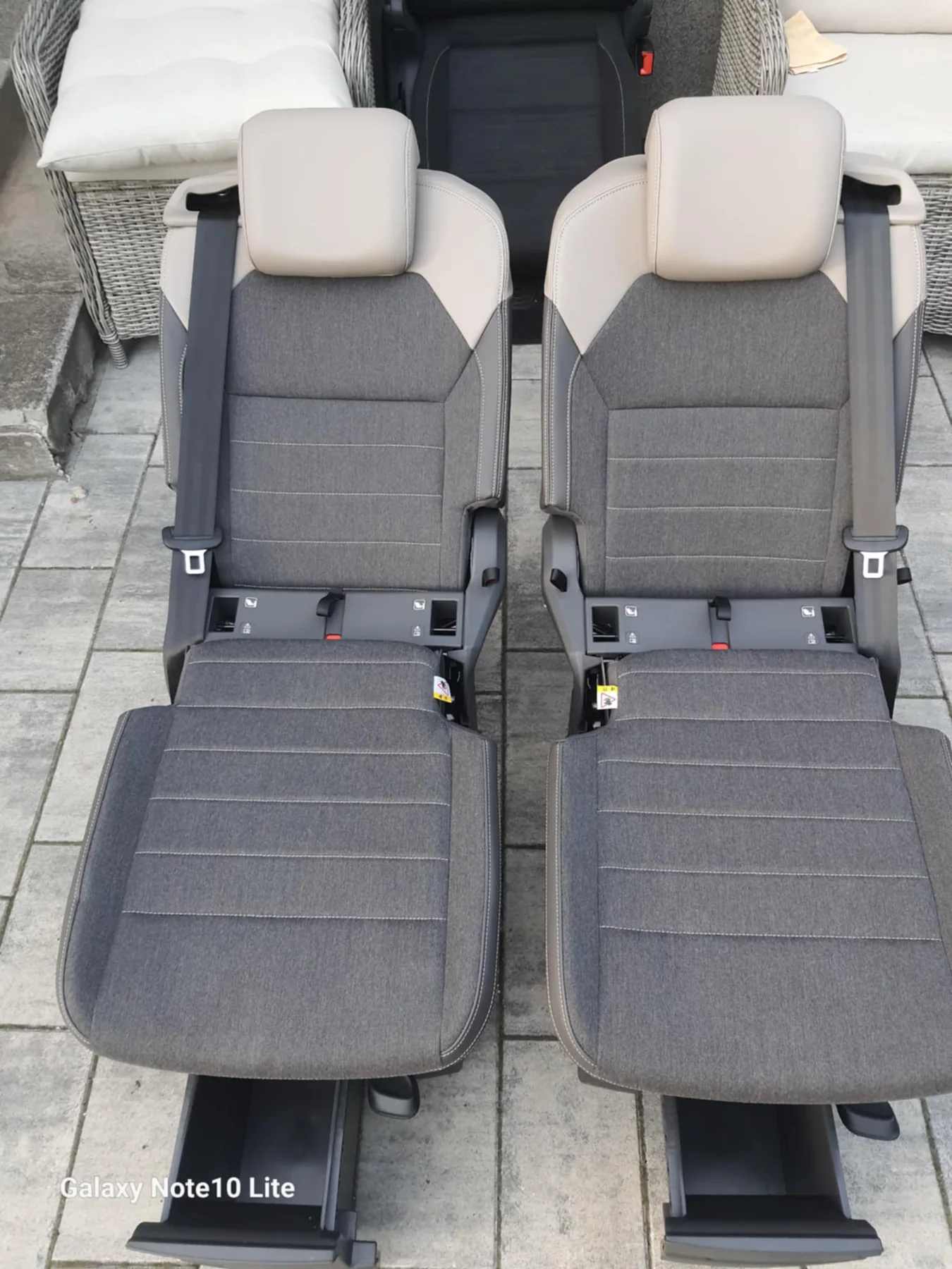 Original VW T7 Stoff Campingsitze Set mit Sicherheitsgurt und Liegefunktion, Originalaufnahme 6 für T7